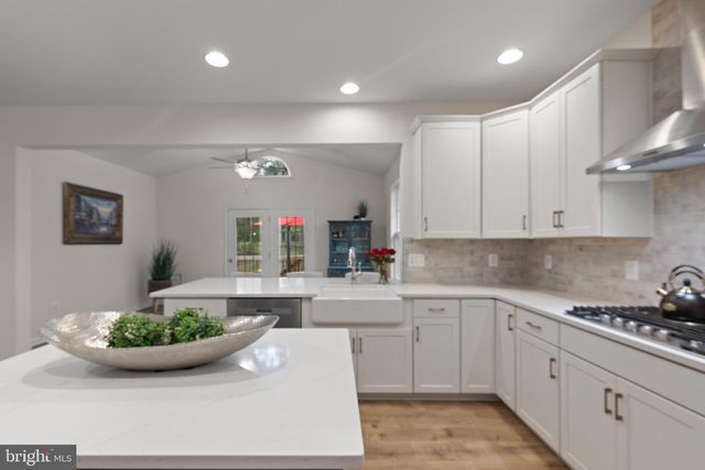 6 HELM CT, Stafford, VA 22556
