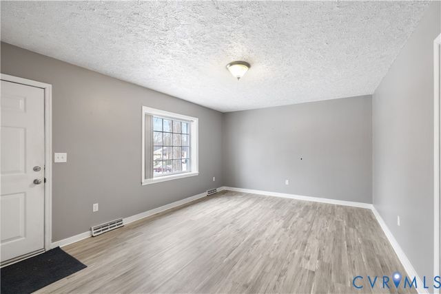 8404 Debbs Ln, North Chesterfield, VA 23235