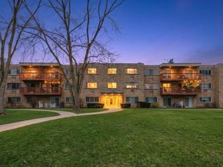 700 W Dempster Street G1, Mount Prospect, IL 60056