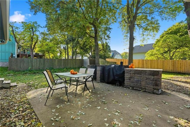 7514 Caenen Lake Road, Lenexa, KS 66216