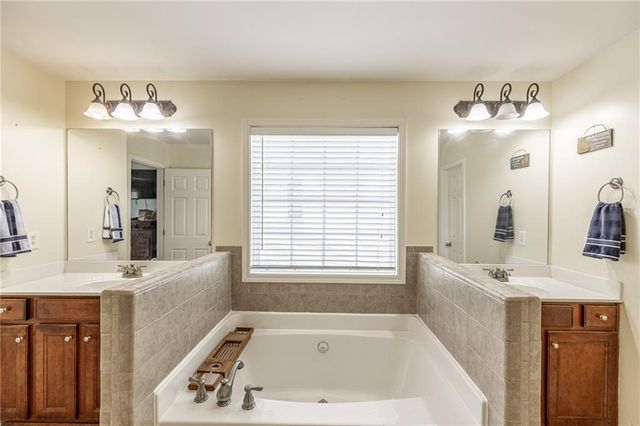 820 Sapphire Lane, Sugar Hill, GA 30518