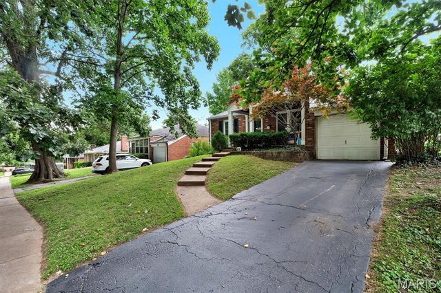 807 Blossom Lane, St Louis, MO 63119