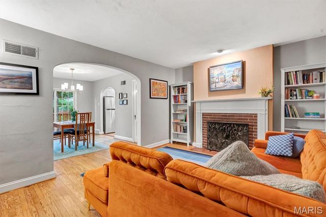 807 Blossom Lane, St Louis, MO 63119