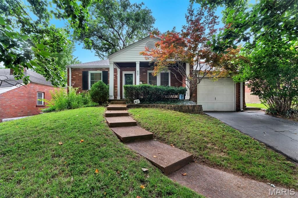 807 Blossom Lane, St Louis, MO 63119