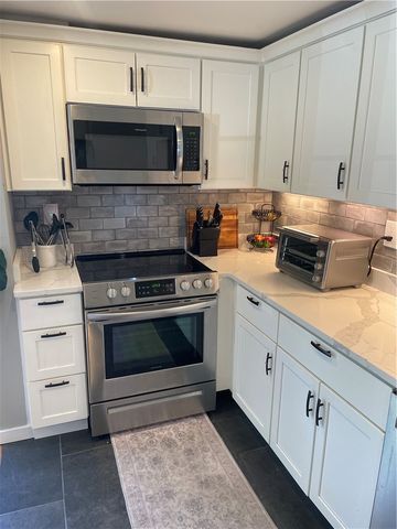 16 Dudley Avenue 6, Newport, RI 02840