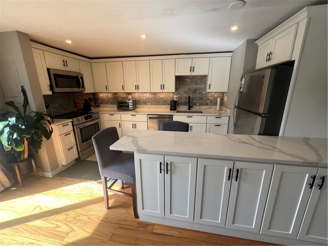 16 Dudley Avenue 6, Newport, RI 02840