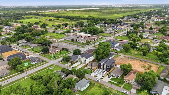 405 Clearwater Street B, Houston, TX 77029