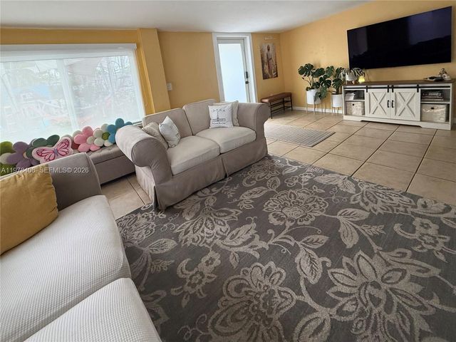 285 NW 60th Ave, Miami, FL 33126