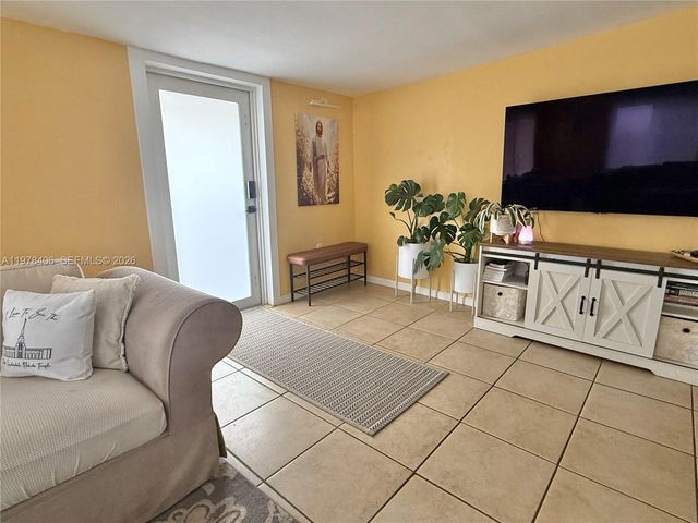 285 NW 60th Ave, Miami, FL 33126