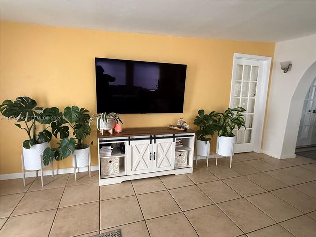 285 NW 60th Ave, Miami, FL 33126