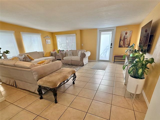 285 NW 60th Ave, Miami, FL 33126