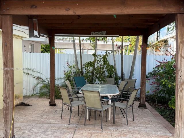 285 NW 60th Ave, Miami, FL 33126