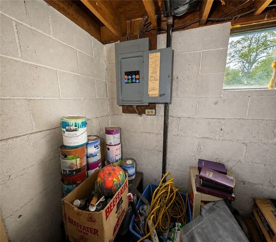 2011 Valley St, West Mifflin, PA 15122