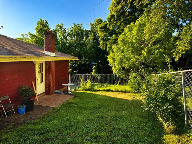 2011 Valley St, West Mifflin, PA 15122