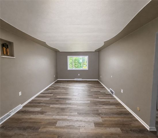2011 Valley St, West Mifflin, PA 15122