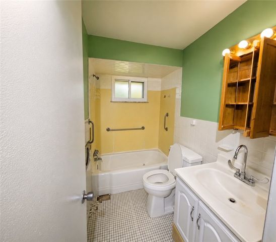 2011 Valley St, West Mifflin, PA 15122