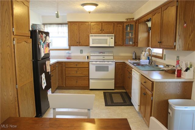 2424 Waynesburg Drive SE, Canton, OH 44707