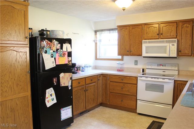 2424 Waynesburg Drive SE, Canton, OH 44707