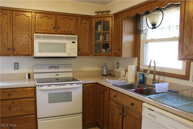 2424 Waynesburg Drive SE, Canton, OH 44707