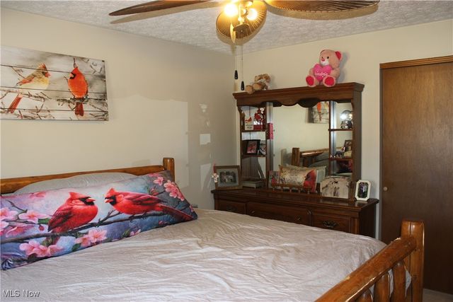 2424 Waynesburg Drive SE, Canton, OH 44707