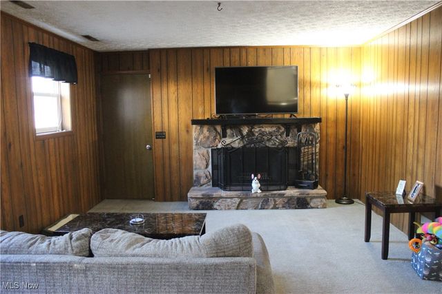 2424 Waynesburg Drive SE, Canton, OH 44707