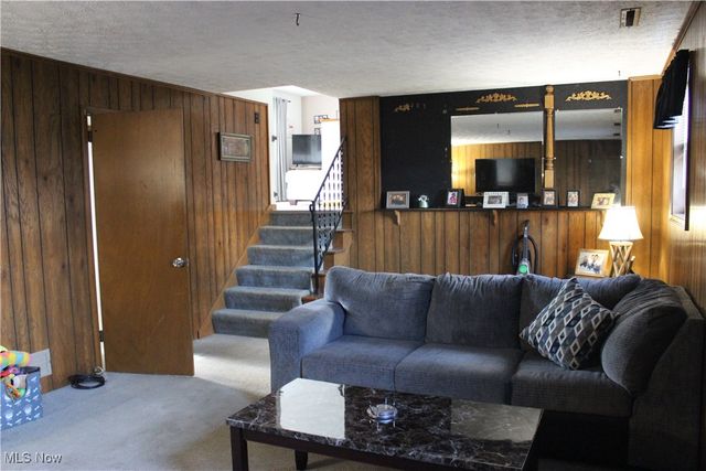 2424 Waynesburg Drive SE, Canton, OH 44707