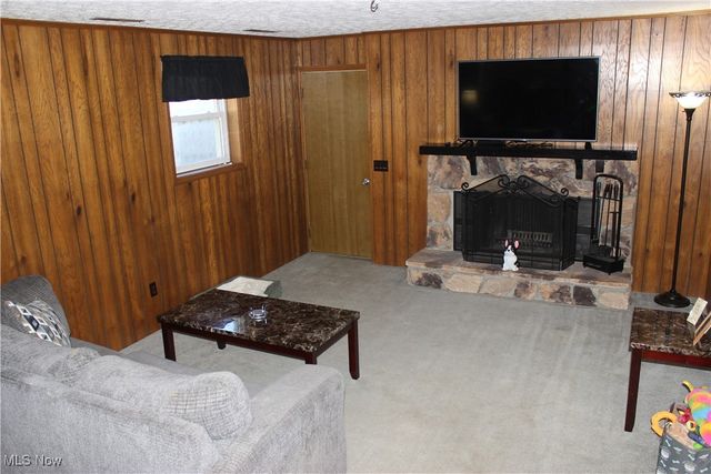 2424 Waynesburg Drive SE, Canton, OH 44707