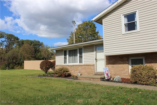 2424 Waynesburg Drive SE, Canton, OH 44707