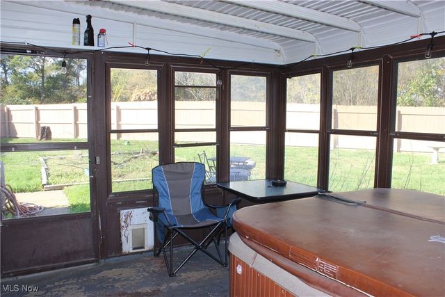 2424 Waynesburg Drive SE, Canton, OH 44707