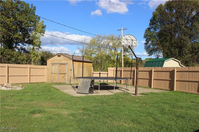 2424 Waynesburg Drive SE, Canton, OH 44707