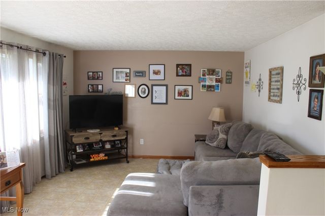 2424 Waynesburg Drive SE, Canton, OH 44707