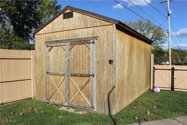 2424 Waynesburg Drive SE, Canton, OH 44707