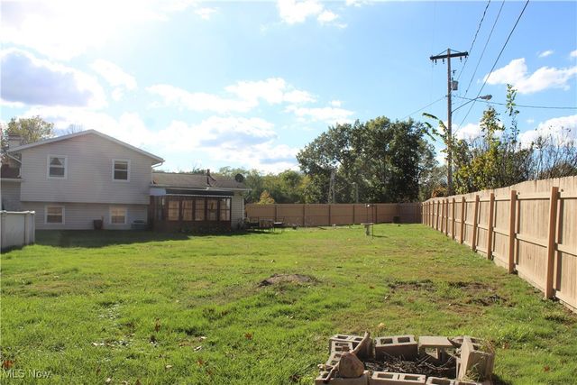 2424 Waynesburg Drive SE, Canton, OH 44707