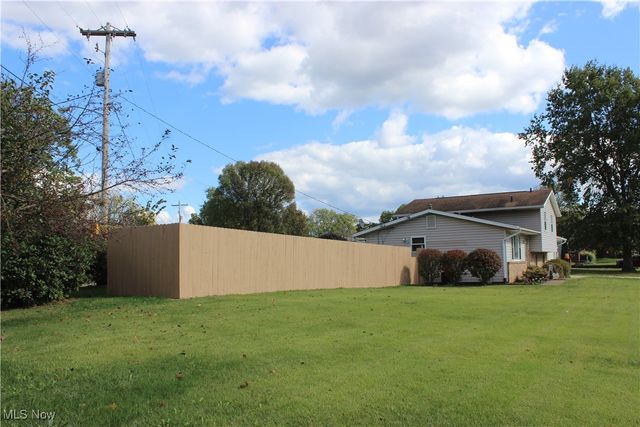 2424 Waynesburg Drive SE, Canton, OH 44707