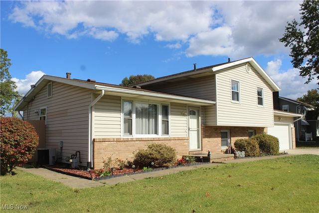 2424 Waynesburg Drive SE, Canton, OH 44707