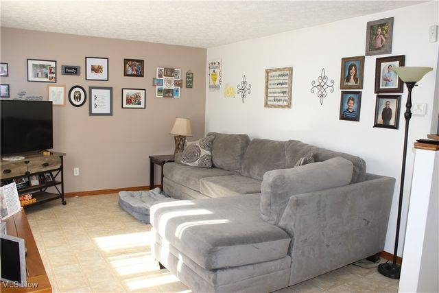 2424 Waynesburg Drive SE, Canton, OH 44707