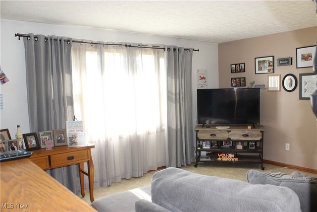 2424 Waynesburg Drive SE, Canton, OH 44707