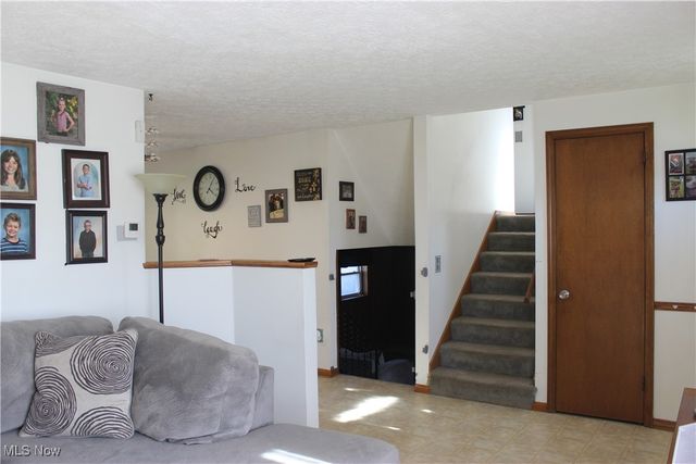 2424 Waynesburg Drive SE, Canton, OH 44707