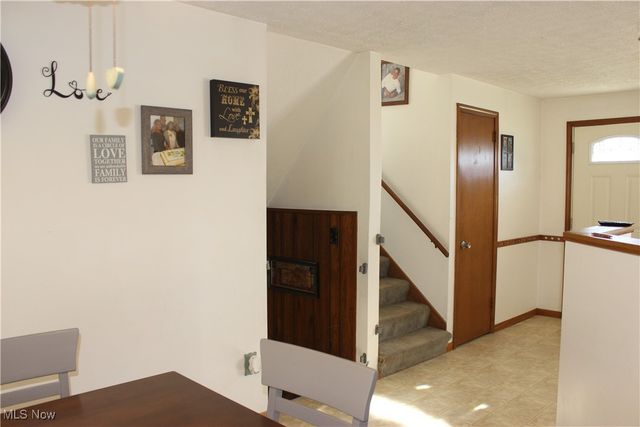 2424 Waynesburg Drive SE, Canton, OH 44707