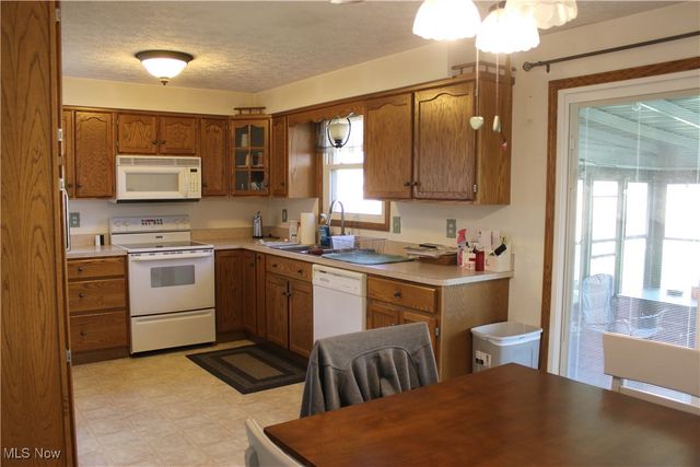 2424 Waynesburg Drive SE, Canton, OH 44707