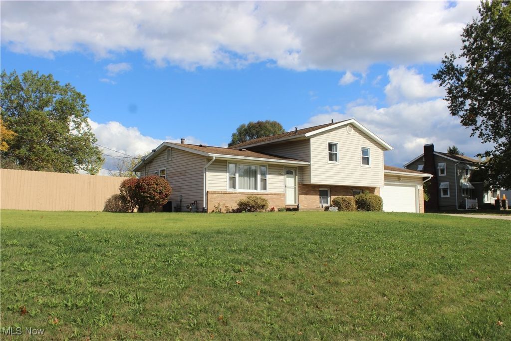 2424 Waynesburg Drive SE, Canton, OH 44707