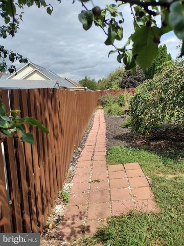 1660 WISTERIA DR, Chambersburg, PA 17202