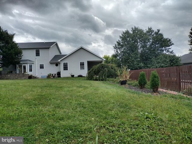 1660 WISTERIA DR, Chambersburg, PA 17202