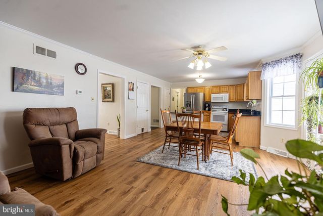 1660 WISTERIA DR, Chambersburg, PA 17202