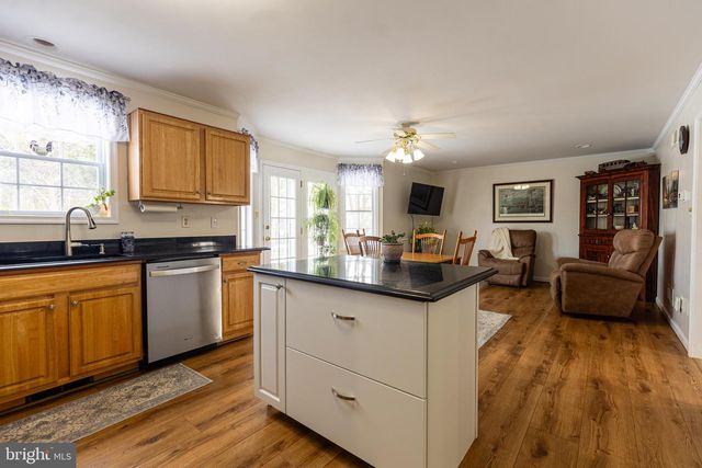 1660 WISTERIA DR, Chambersburg, PA 17202