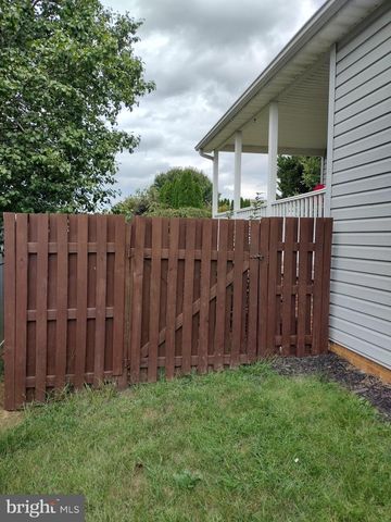 1660 WISTERIA DR, Chambersburg, PA 17202