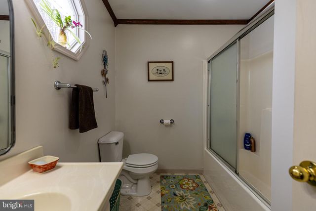 1660 WISTERIA DR, Chambersburg, PA 17202