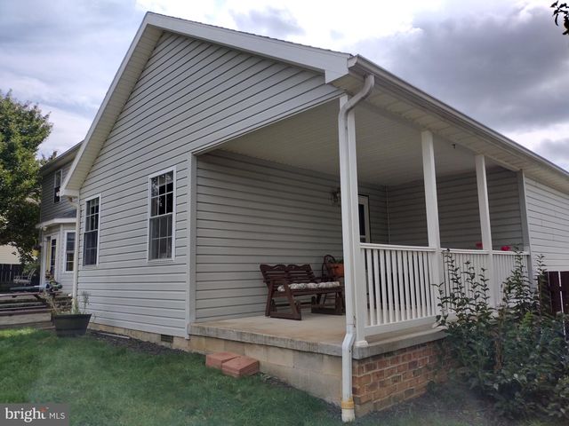 1660 WISTERIA DR, Chambersburg, PA 17202