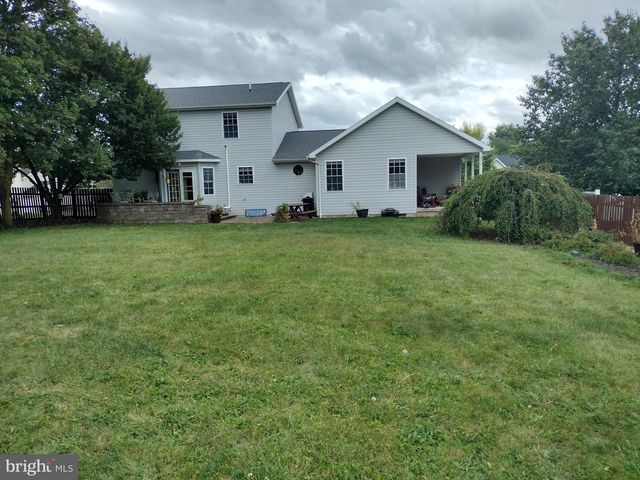 1660 WISTERIA DR, Chambersburg, PA 17202