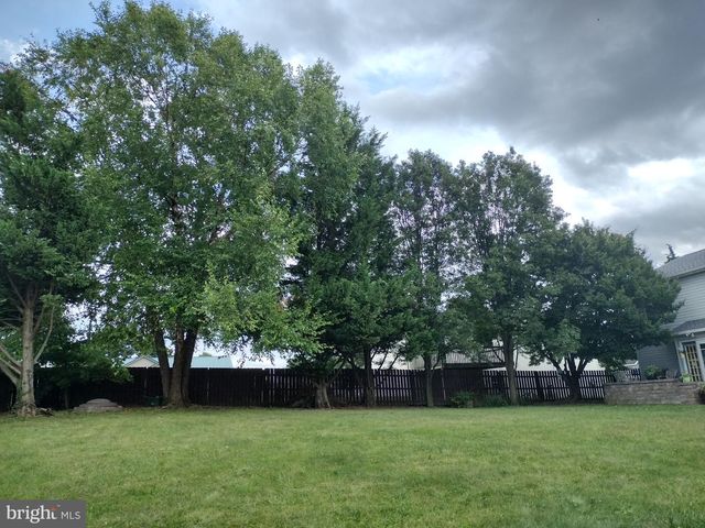 1660 WISTERIA DR, Chambersburg, PA 17202